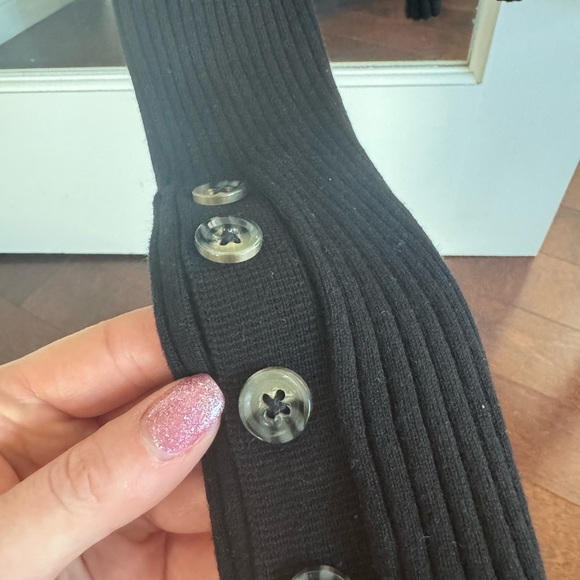 Chic cropped sweater w/snow leopard buttons - Picture 3 of 3